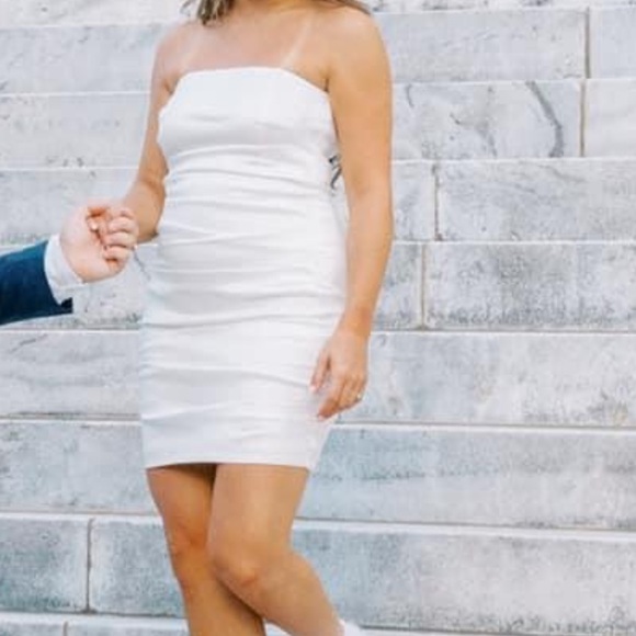 White dress with bow train - Picture 2 of 4